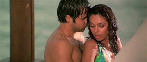 Nude Video Celebs Mallika Sherawat Sexy Murder 2004