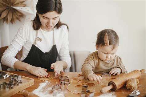 Linda Hijita Y Madre Haciendo Galletas De Jengibre Navideñas En Una