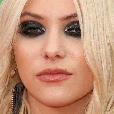 Taylor Momsen Makeup Black Eyeshadow Silver Eyeshadow Pink Lip Gloss Steal Her Style