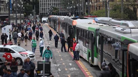 Só agora, às vésperas da assinatura do contrato, vem essa questão de rediscutir o novo sistema, algo absurdo. Greve de ônibus em São Paulo: motoristas e cobradores ...