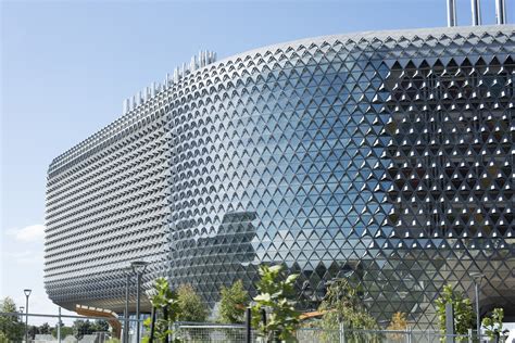 Photo of The modern curved facade of the SAHMRI building | Free australian stock images
