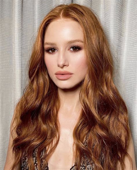 Riverdale Madelaine Petsch Beauty Makeup Style Fashion Hair Outfits