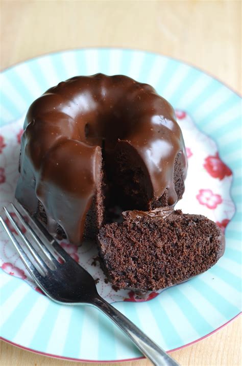 This recipe is easy and fast. Playing with Flour: Mini chocolate bundt cakes for two