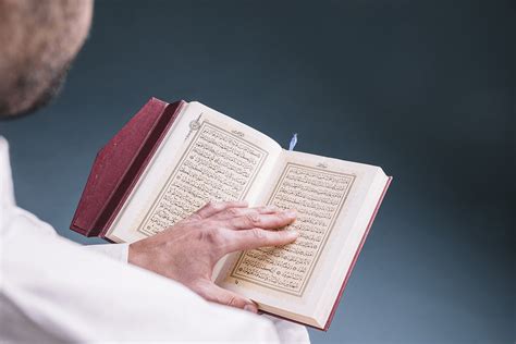 هل يجوز قراءة القرآن أثناء الدورة الشهرية من الجوال