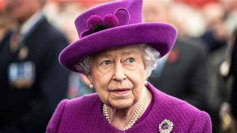 Moelleux avec une garniture'mmm delicieuse bravo!! La Reine Elisabeth II a presque renoncé à la vraie ...