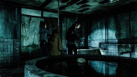 It soon encounters much more than expected as it moves deeper inside the nightmarish old building. Ver Gonjiam: Psiquiátrico Maldito (2018) Online Películas ...