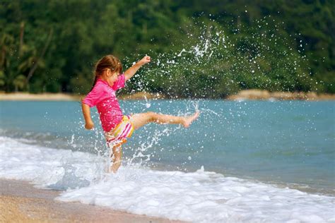 Urocza Szczęśliwa Uśmiechnięta Mała Dziewczynka Na Plaża Wakacje Zdjęcie Stock Obraz Złożonej