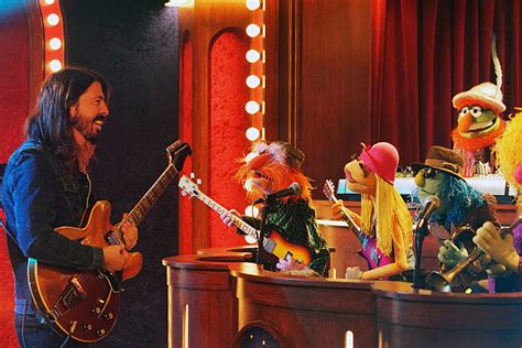 Dave Grohl Performs Learn To Fly With The Muppets
