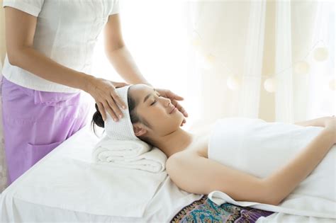 Belle Jeune Femme Ayant Massage Du Visage Relaxant Dans Le Spa Photo