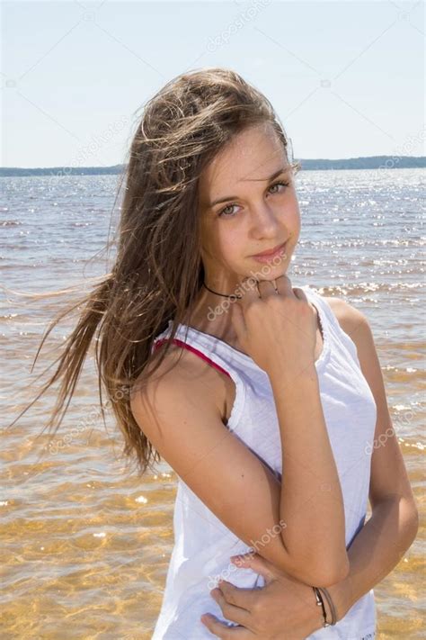 com adolescente na praia fotos imagens de © oceanprod 76278349
