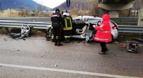 Tragico Scontro Tra Due Auto Morta Una Coppia Ferito Laltro Conducente Il Meridiano News
