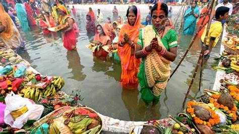 Photos Chhath Puja 2018 Devotees Throng To Ghats To Pay Obeisance To The Sun God Hindustan Times
