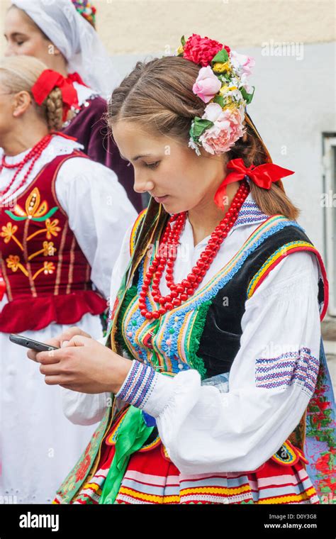 polonia niña en traje nacional polaca tradicional fotografía de stock alamy