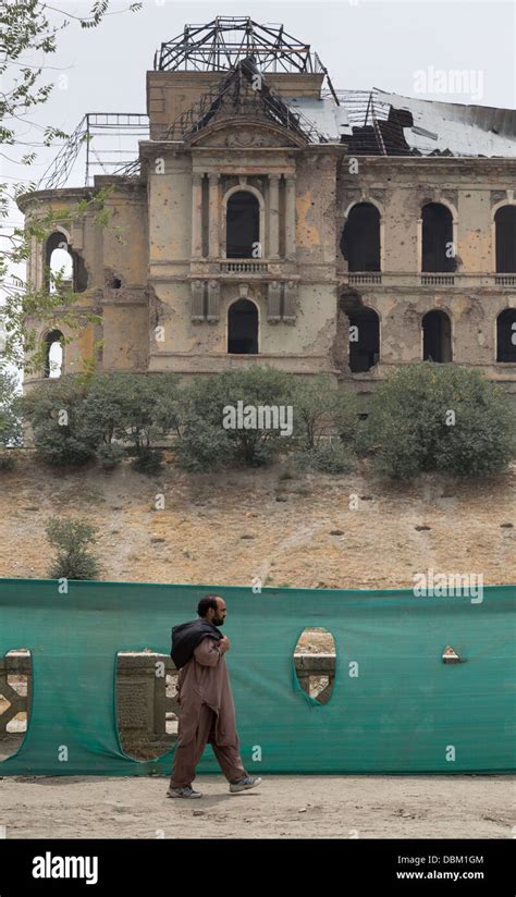 Afghanischen Mann Zu Fuß Von Den Ruinen Der Darul Aman Palast Kabul