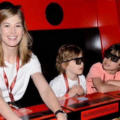 Rosamund Pike Children Meet The 2 Children Of The Actress Dicy Trends
