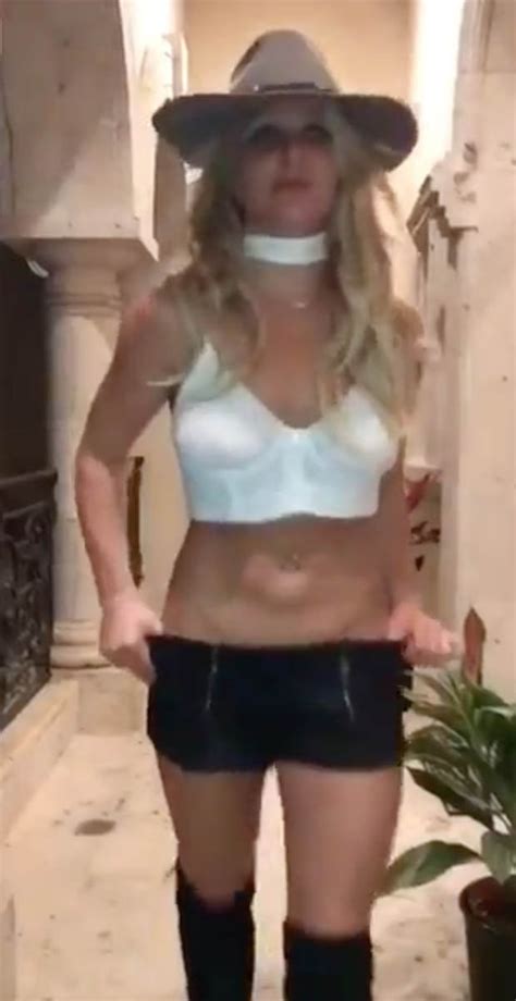 Britney Spears Instagram Star Strips To Shorts In Fashion Week Video