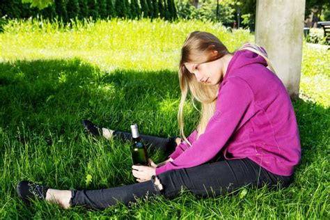 Betrunkene Junge Frau Mit Flasche Alkohol Stockfoto Bild Von Alkoholismus Karosserie 88876704