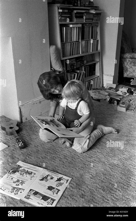 Madre Leyendo Al Bebé Hijo Sentado En El Piso Aprendiendo A Leer Mamá