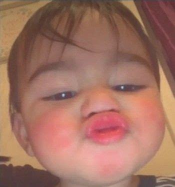 Tierno bebé tira besos Fotos engraçadas de bebês Fotos engraçadas