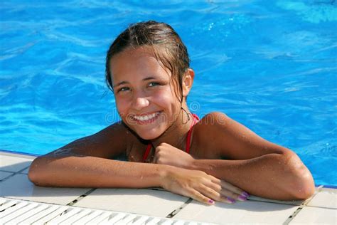 女孩池游泳 库存照片 图片 包括有 女性 少年 幸福 生活方式 夏天 外面 情感 假期 愉快 13062206