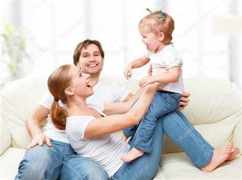 Feliz Madre De Familia Padre Hijo Hija En Su Casa En El Sofá Jugando