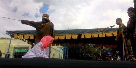 Dihukum Cambuk Kasus Mesum Wanita Di Aceh Tersungkur Kesakitan