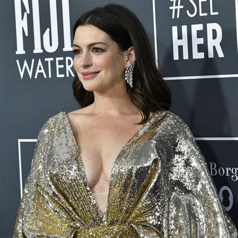 Anne jacqueline hathaway (born november 12, 1982) is an american actress. Anne Hathaway sizzles in Versace at the 2020 Critics ...