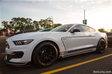 White Ford Mustang Shelby Gt350