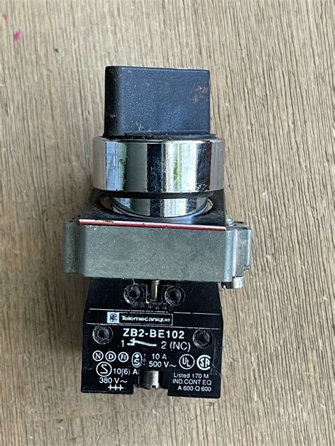 Telemecanique Black Selector Switch With Zb2 Be102 And Zb2 Be101 Contact