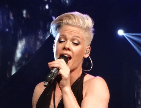 Video During A Concert In London Singer Pink Received A Huge Cheese