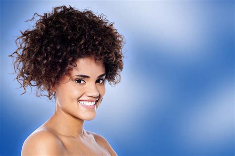 beauty woman with curly hair lepotica rs