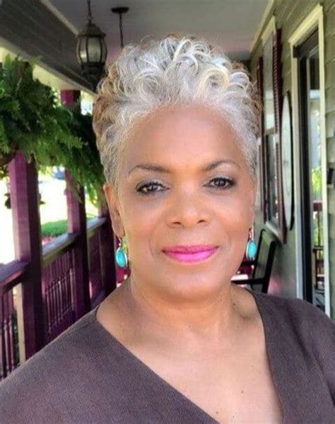Short Haircuts And Hair Color Inspirations For Black Women Over 60 In