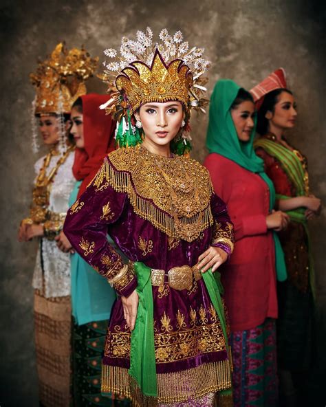Desain baju memang tidak dapat dipisahkan dari mode. Foto 34 Baju Adat Indonesia, Yang Dikenakan Oleh Finalis ...