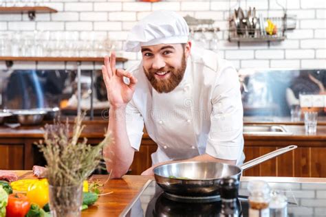 Cuisinier Barbu Gai De Chef Faisant Cuire Et Montrant Le Signe Correct Image Stock Image Du