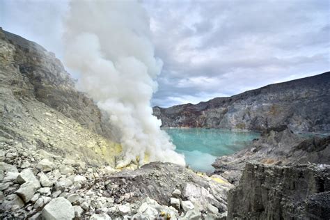 How To Visit Indonesias Blue Fire Volcano Kawah Ijen
