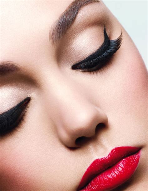 Glamorous Makeup Ideas With Red Lipstick