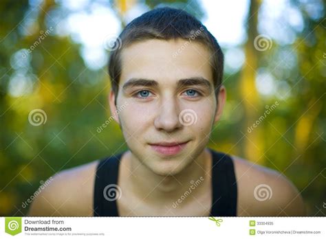 Retrato De Um Close Up Do Homem Novo Imagem De Stock Imagem De