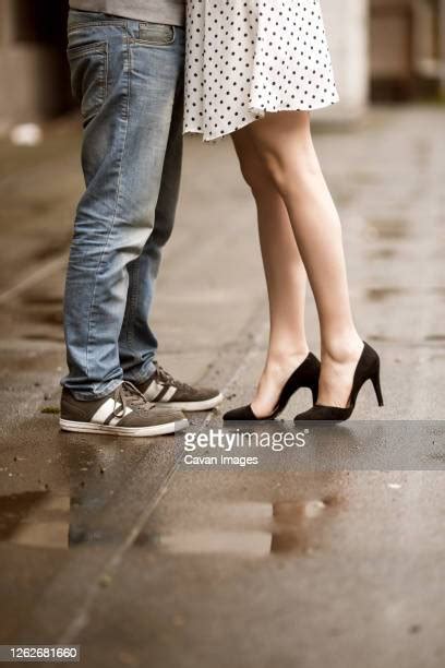 Man Kissing Womans Feet Photos Et Images De Collection Getty Images