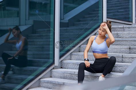 城市健身美女坐着休息高清图片下载 正版图片501757875 摄图网