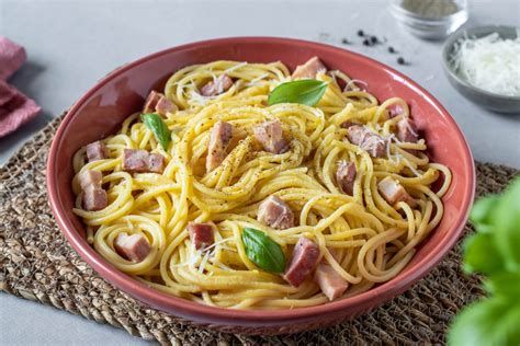 Espaguetis a la carbonara la auténtica receta italiana