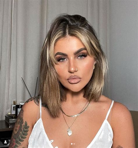 Jamie Genevieve Spreads Christmas Cheer By Treating Fans To Ts