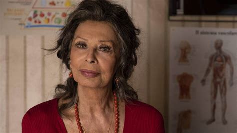 She later quipped she was scared the dress would blow under the pressure. Sophia Loren: Was macht Italiens Filmikone heute? | InTouch