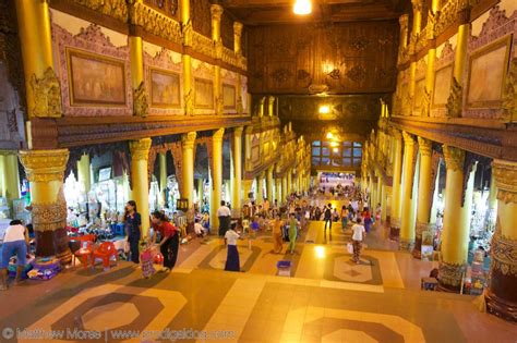 Salão Dentro Do Pagode De Shwedagon Shwedagon Pagoda Pagoda