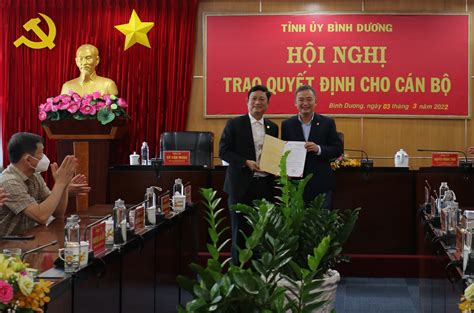 PGS TS Nguyễn Lân Hiếu Nhận quyết định bổ nhiệm giám đốc BVĐK tỉnh