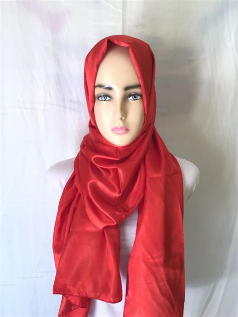 Warna Jilbab Merah Hati Voal Motif