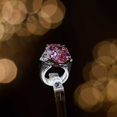 Un Diamant Rose Adjugé 443 Millions Deuros Prix Record Au Carat