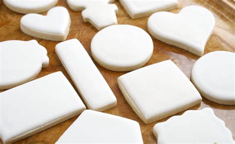 This is perfect for frosting cakes and cookies, and for creating lovely piping for the sake of this recipe, powdered egg whites and meringue powder are essentially interchangeable. Royal Icing Recipe | Flooding icing recipe, Royal icing recipe without meringue powder, Royal icing