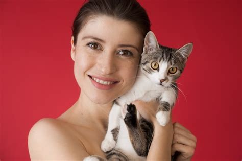 Premium Photo Woman With Naked Shoulders Holding A Cat And Smile