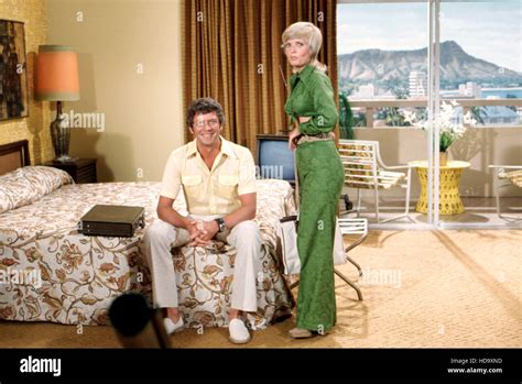 the brady bunch robert reed florence henderson on set hawaii bound pass the tabu the tiki