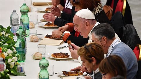 El Papa Francisco Celebró Un Banquete Junto A 1500 Indigentes El